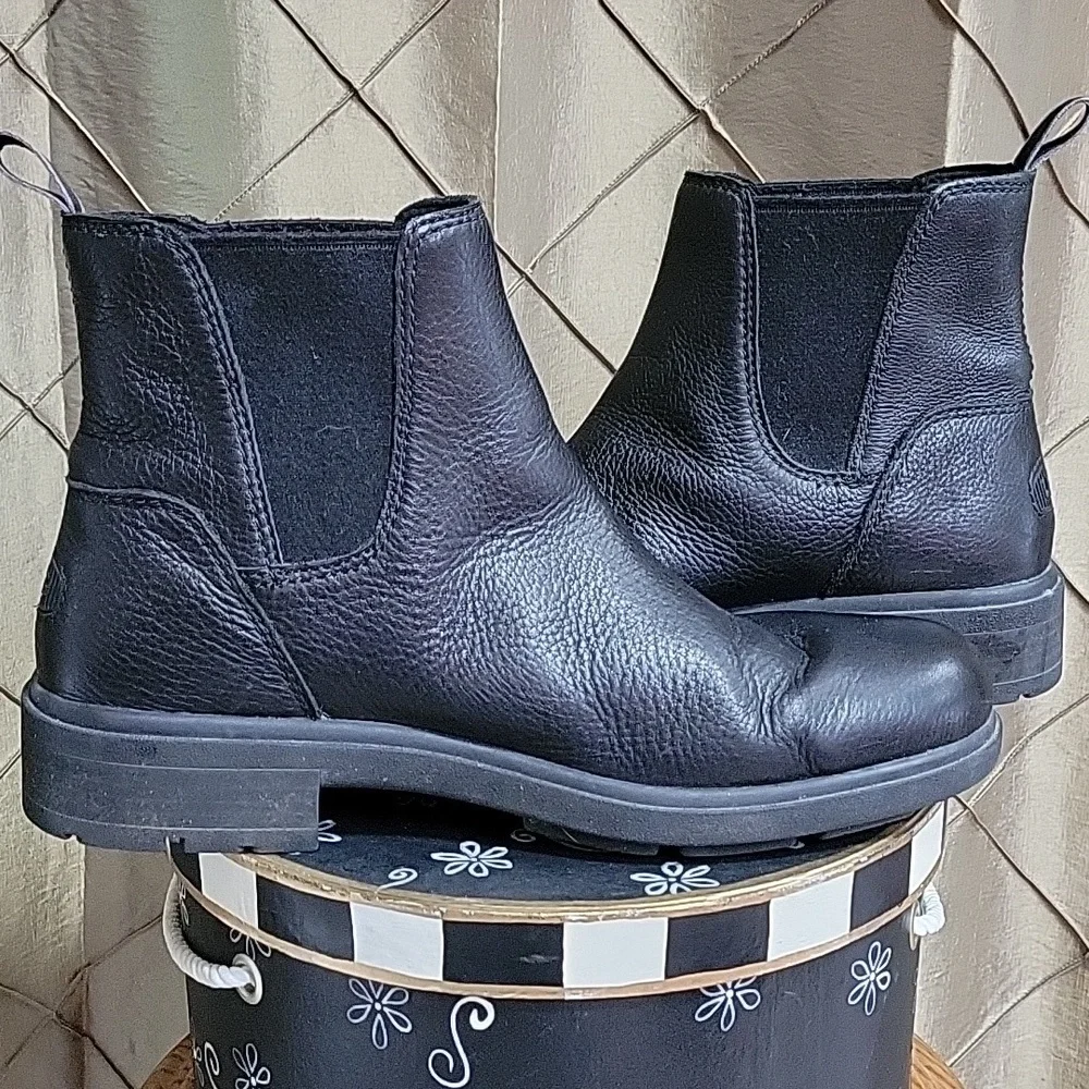 VGUC- UGG Leather Lug Sole Chelsea Boot